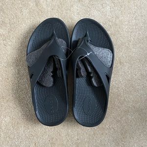 Oofos Unisex Thong Sandals